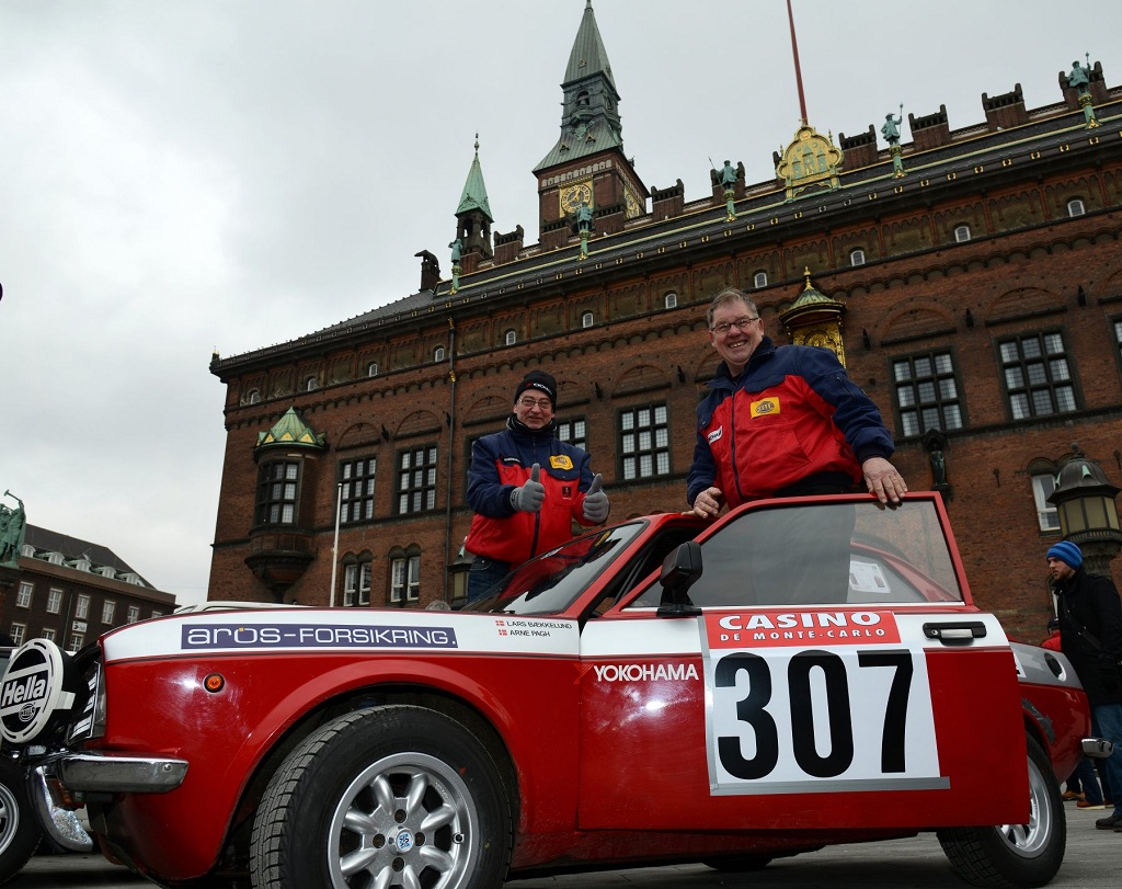 Lars Bækkelund og Arne Pagh er bedste danske bud på en topplacering i Rallye Monte-Carlo Historique. Her er de på Rådhuspladsen i København ved starten.